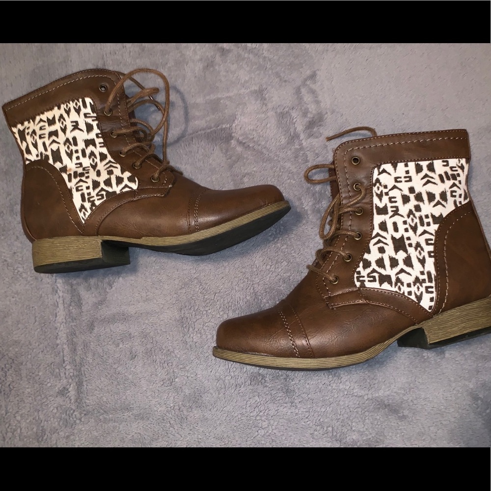 Brown/white combat boots !🥾